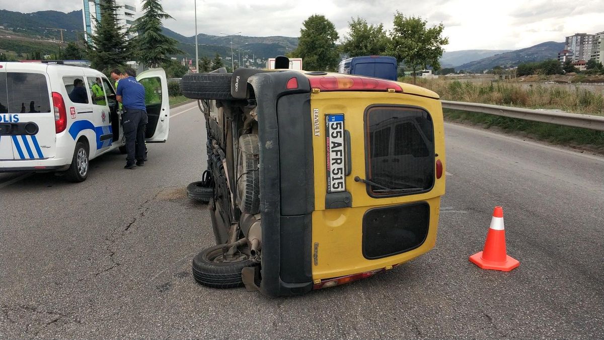 Samsun\'da hafif ticari araç devrildi: 1 yaralı