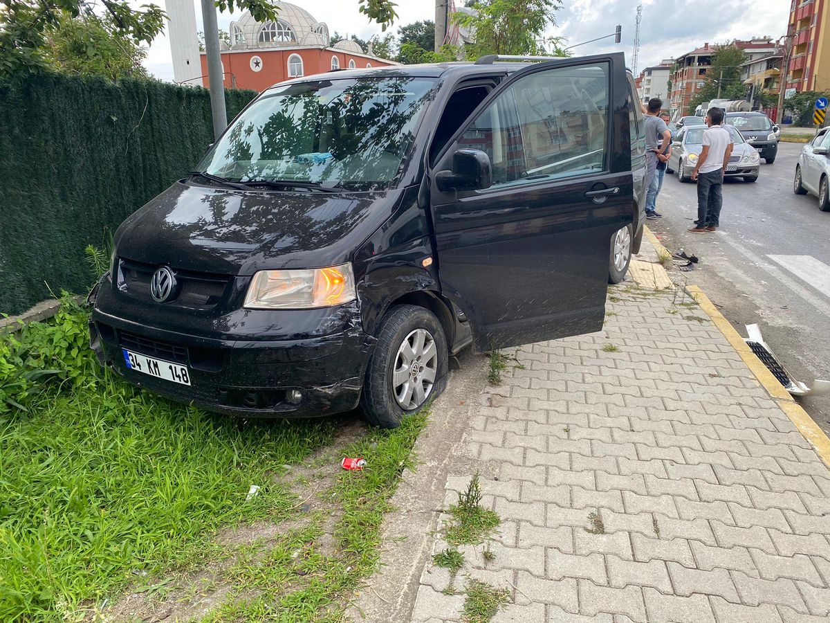 Samsun\'da iki minibüs çarpıştı: 2 yaralı