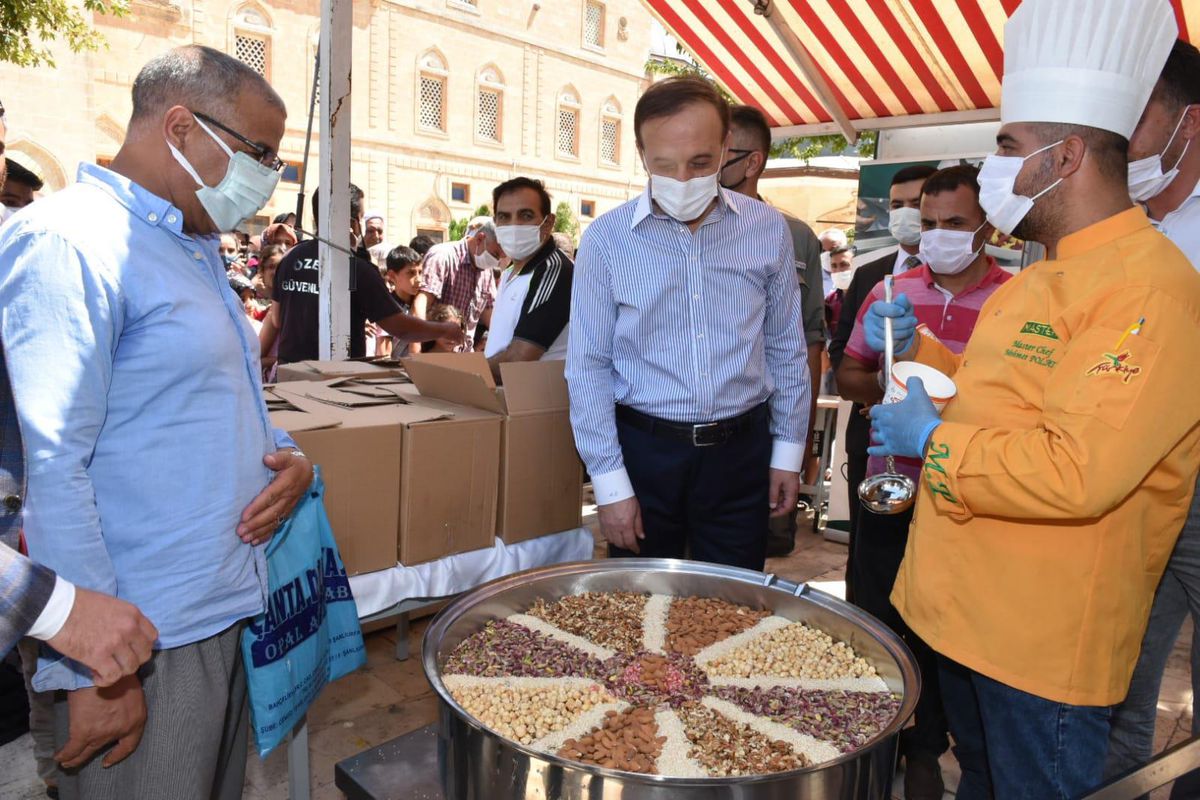 Şanlıurfa\'da vatandaşlara aşure ikram edildi