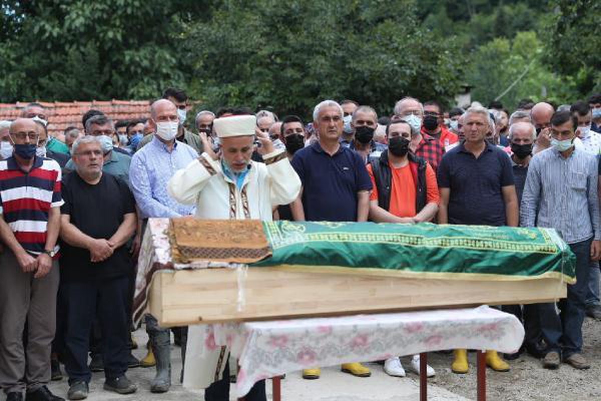 Sele kapılarak hayatını kaybeden Duygu öğretmen toprağa verildi