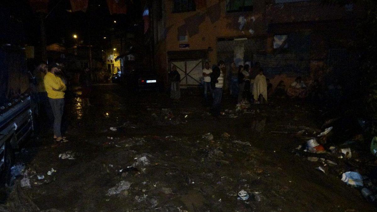 Şiddetli yağış etkili oldu, heyelan meydana geldi