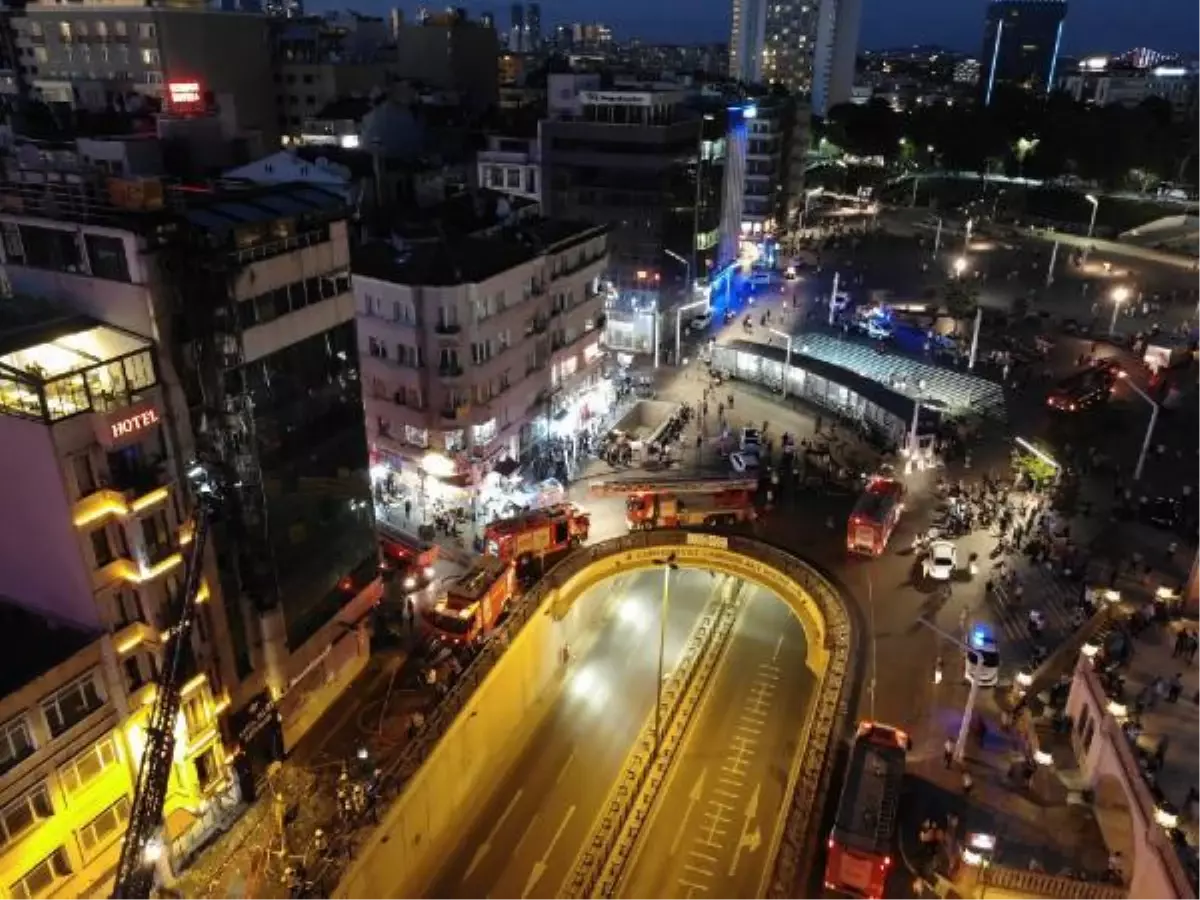 Taksim\'de 13 katlı otelin cephesi alev alev yandı