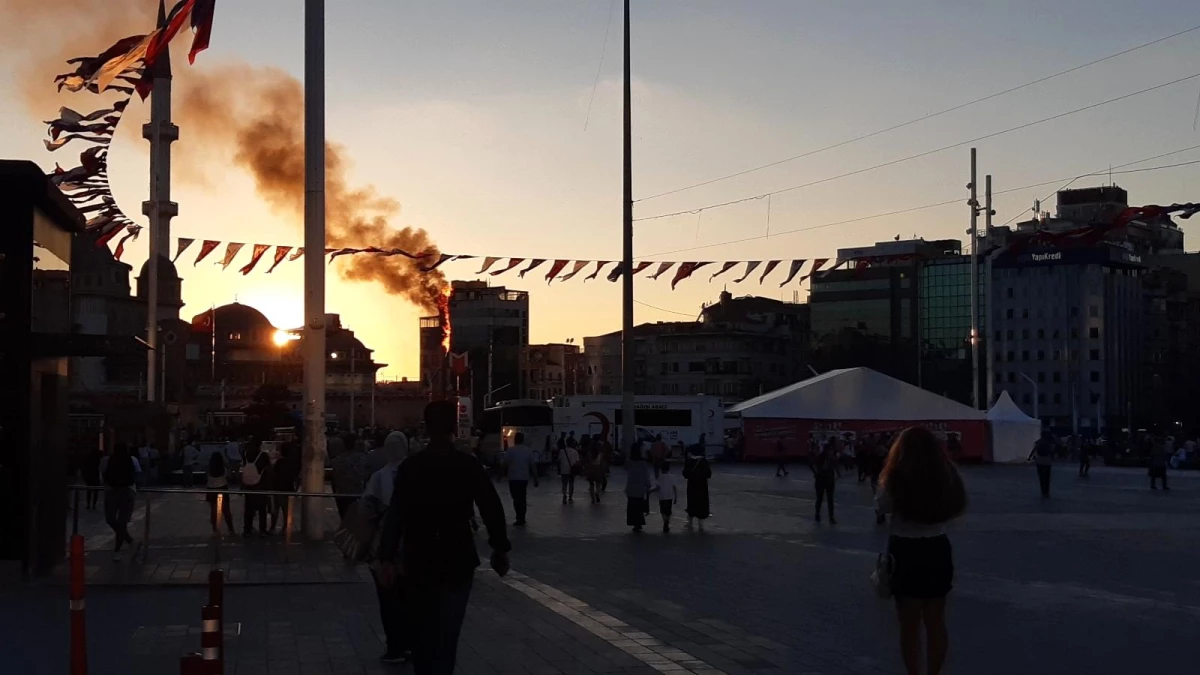 Son dakika haberleri: Taksim\'de bir bankanın elektrik panosundaki yangın otele sıçradı