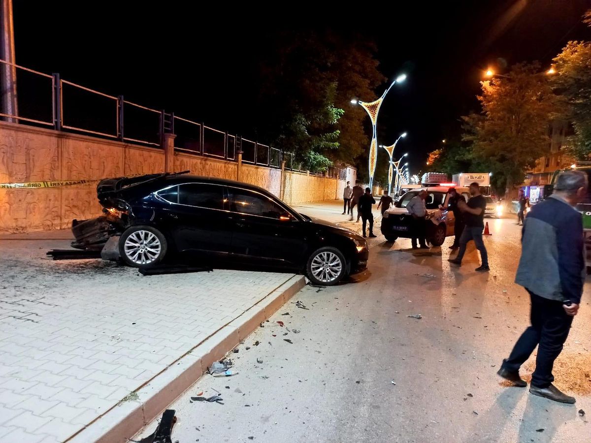 Tatvan\'da trafik kazası; 3 yaralı