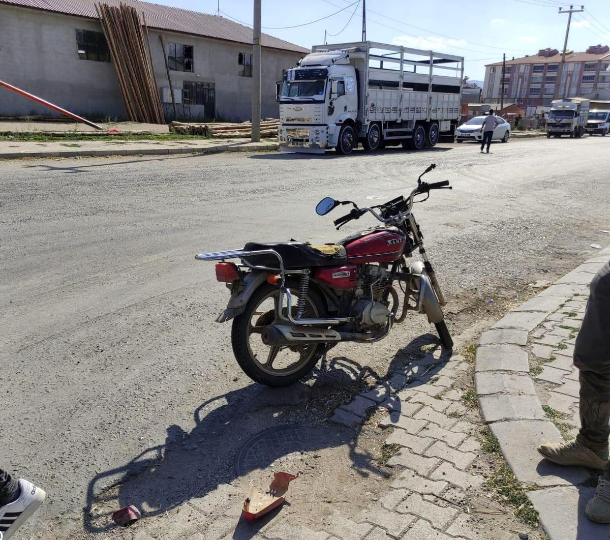 Traktör ile motosiklet çarpıştı: 1 yaralı