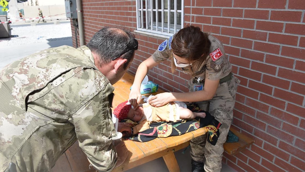 Annesinden ayrı düşen iki aylık Afgan bebeğe Türk askerinden şefkat eli