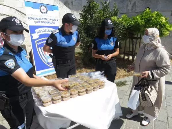 İstanbul polisi, Üsküdar Meydanı'nda vatandaşlara aşure ikram etti