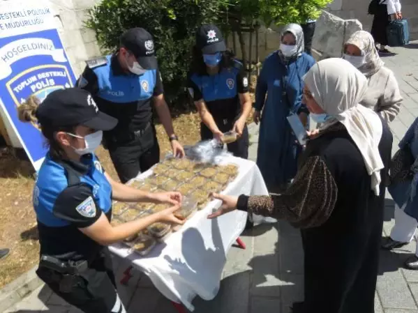 İstanbul polisi, Üsküdar Meydanı'nda vatandaşlara aşure ikram etti