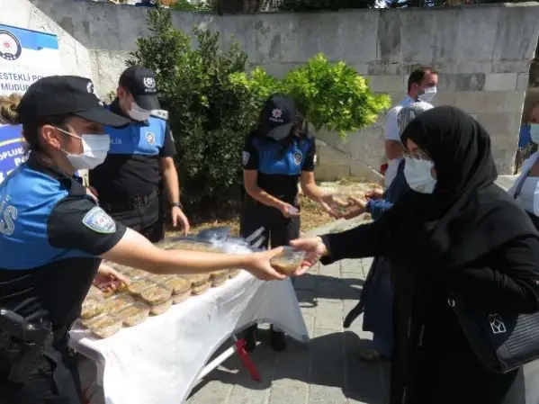 İstanbul polisi, Üsküdar Meydanı'nda vatandaşlara aşure ikram etti