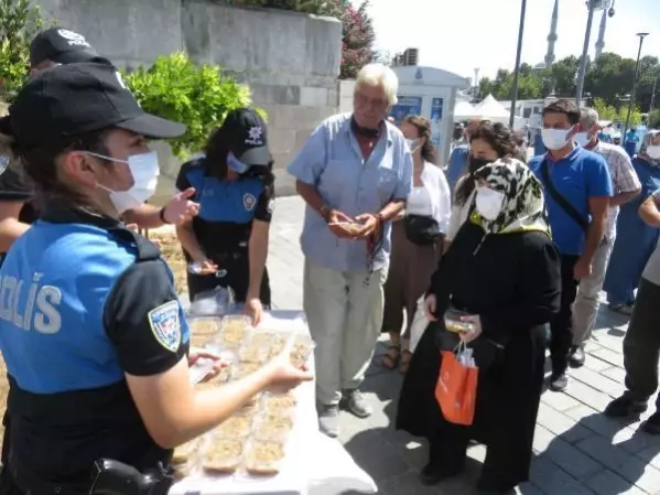 İstanbul polisi, Üsküdar Meydanı'nda vatandaşlara aşure ikram etti