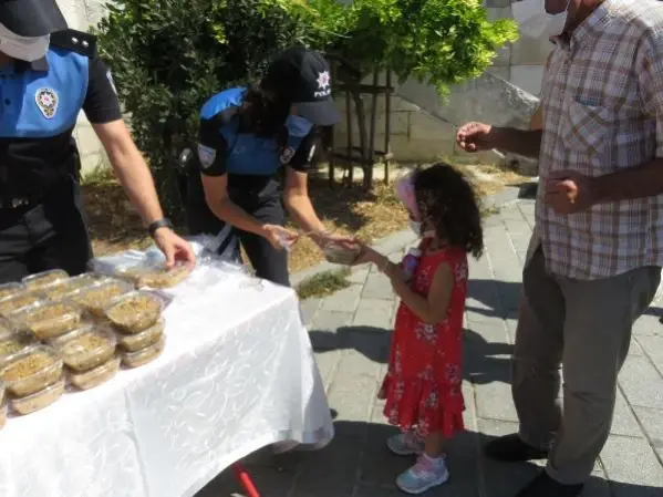 İstanbul polisi, Üsküdar Meydanı'nda vatandaşlara aşure ikram etti