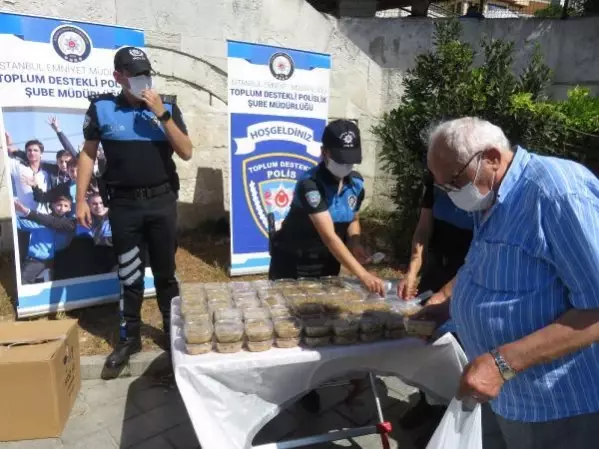 İstanbul polisi, Üsküdar Meydanı'nda vatandaşlara aşure ikram etti