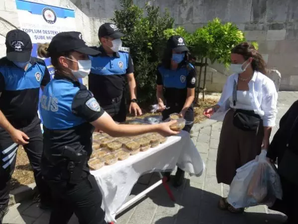 İstanbul polisi, Üsküdar Meydanı'nda vatandaşlara aşure ikram etti