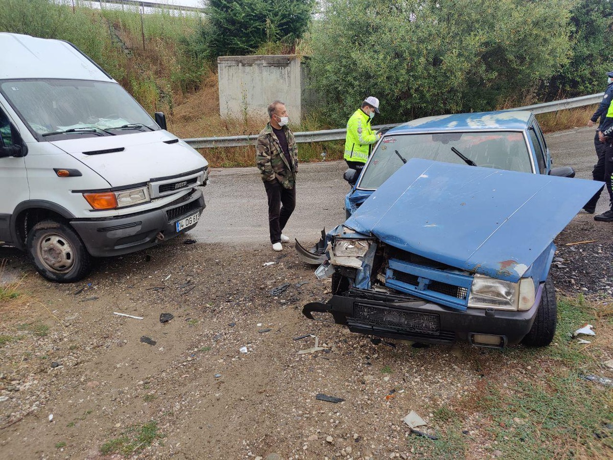 Yeniçağa\'da minibüs ile otomobil çarpıştı: 2 yaralı