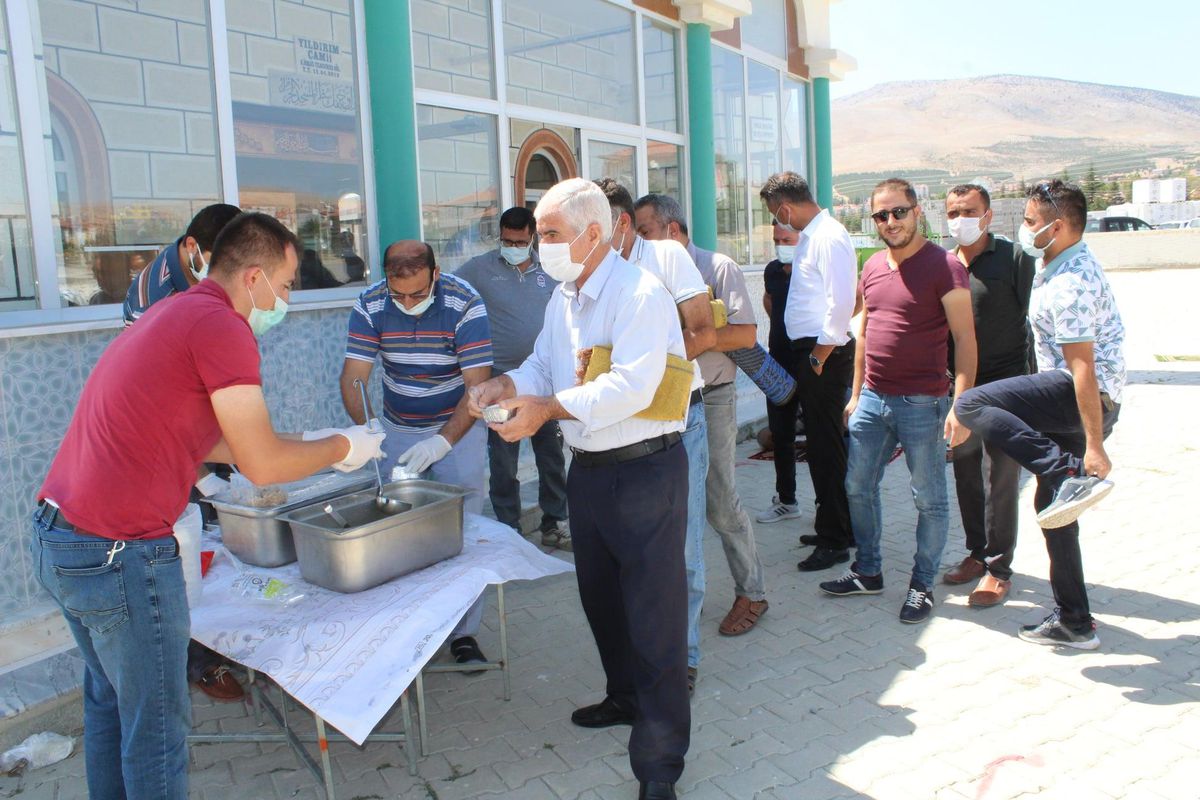Yunak\'ta esnaf tarafından aşure ikramı yapıldı