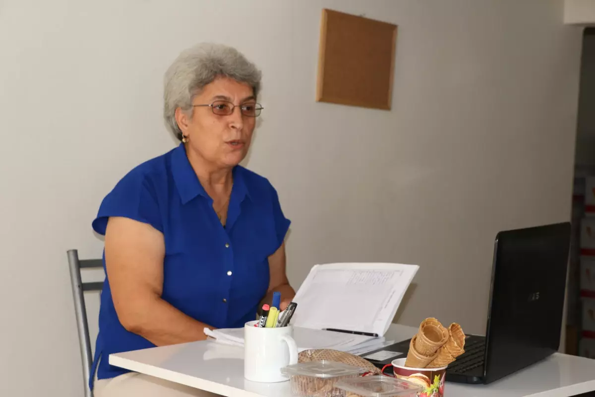 25 yıldır dondurma üretimi yapan Nayle Koç, mesleği diğer kadınlara da öğretmek için kurs veriyor