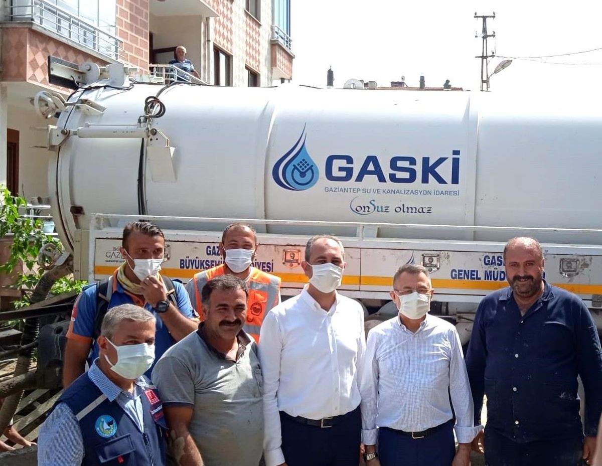 Afet bölgesindeki büyükşehir ekiplerini Cumhurbaşkanı Yardımcısı Oktay ve Bakan Gül ziyaret etti