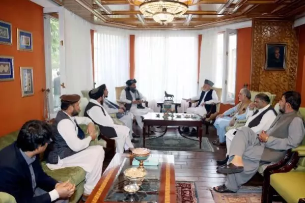 Afganistan Milli Uzlaşı Yüksek Konseyi Başkanı ile eski devlet başkanı Karzai, Taliban'la görüştü Afganistan Milli Uzlaşı Yüksek Konseyi Başkanı ile eski devlet başkanı Karzai, Taliban'la görüştü