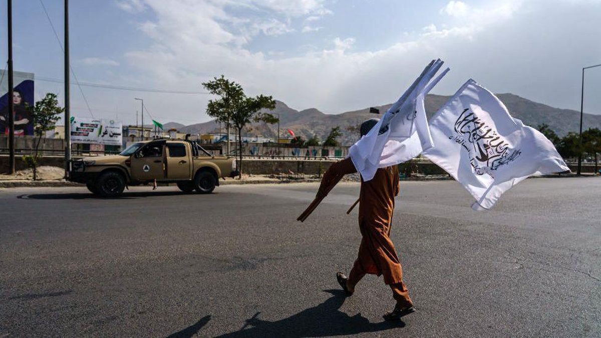 Taliban\'ın kurucu liderlerinden Molla Abdulgani Baradar hükümet görüşmeleri için Kabil\'e geldi, havalimanındaki kaotik bekleyiş sürüyor