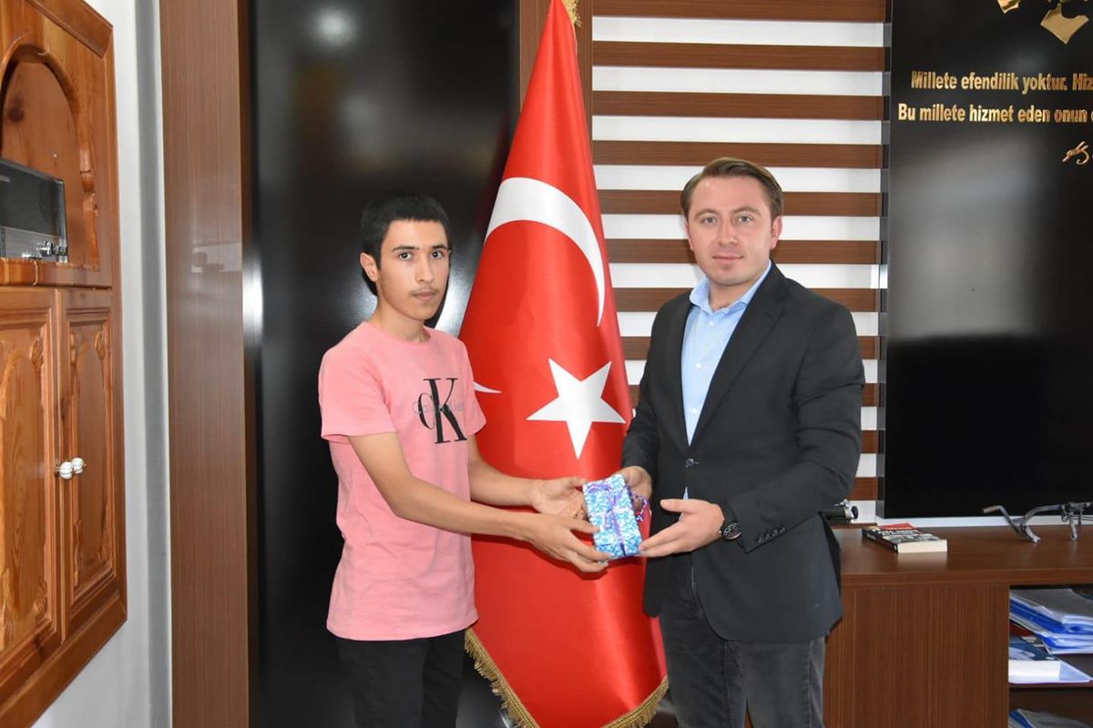 Akseki Kaymakamı Hülür, YKS\'de dereceye giren öğrenciyi ödüllendirdi