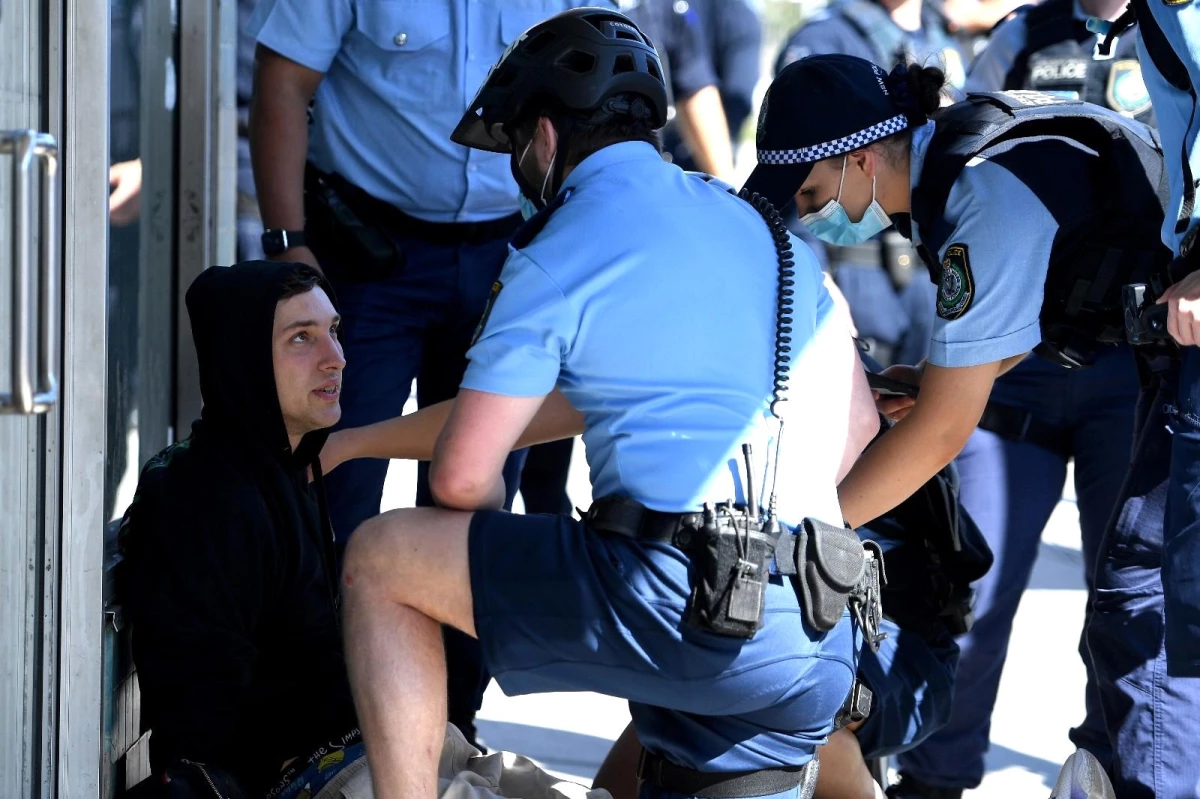 Avustralya\'da Covid-19 protestolarına polis müdahalesi