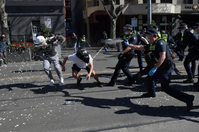 Avustralya'da Covid-19 protestolarına polis müdahalesi