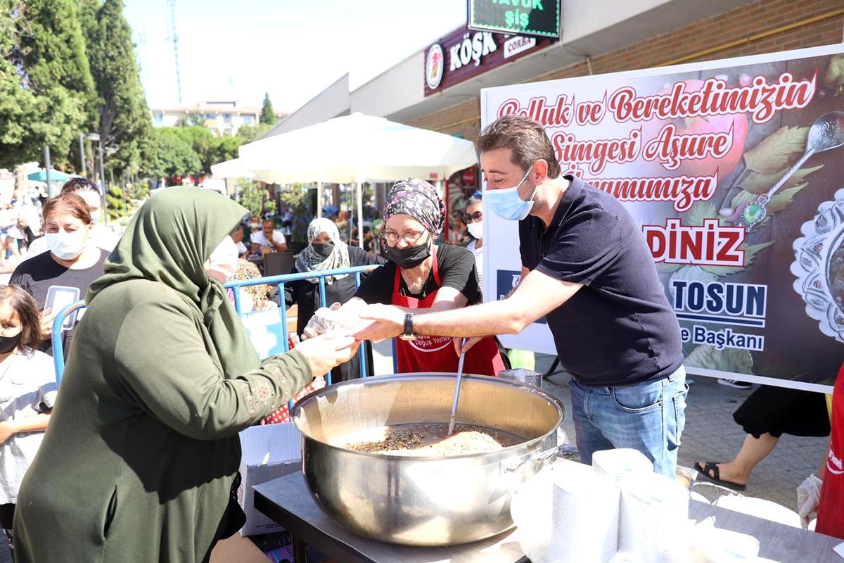 Bandırma Belediyesi\'nden aşure ikramı