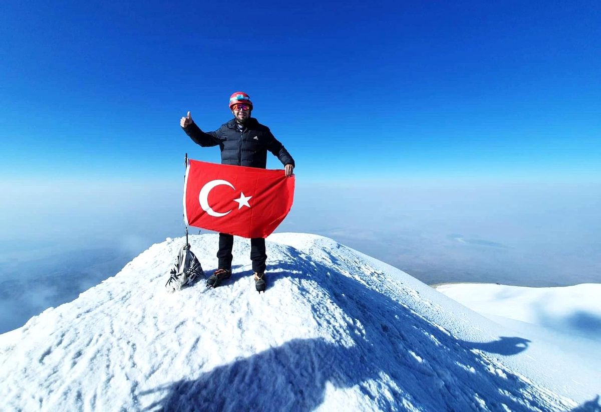 Son dakika haberi... Belgeselde izledi, en yüksek zirveye tırmanmaya karar verdi