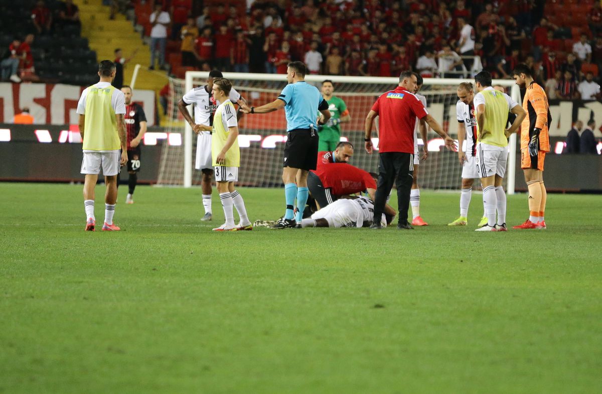 Son dakika haber! Beşiktaş\'ın Gaziantep ile oynadığı maçta fenalaşarak kendini yere bırakan Fabrice N\'Sakala, saha içine giren ambulansla hastaneye kaldırıldı.