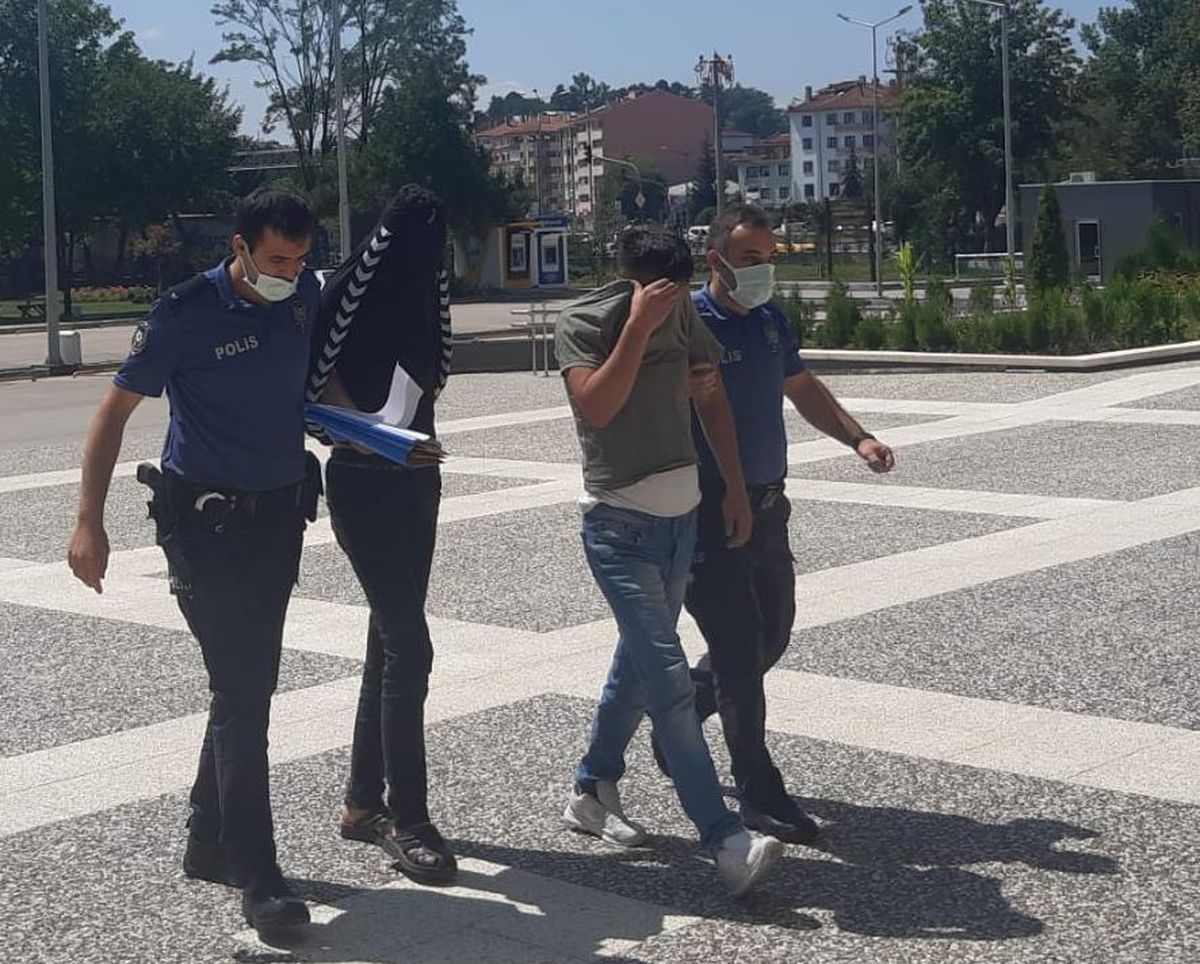 Bolu\'da cezaevindeki arkadaşlarının evine izinsiz girdiği öne sürülen 2 kişi yakalandı