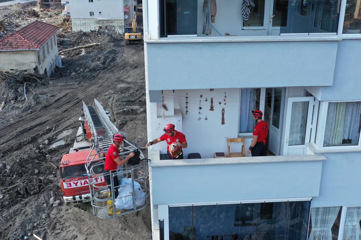 Son dakika: KASTAMONU - Bozkurt\'ta selzedeler üst katlardaki evlerine itfaiye merdiveni ile ulaşıyor