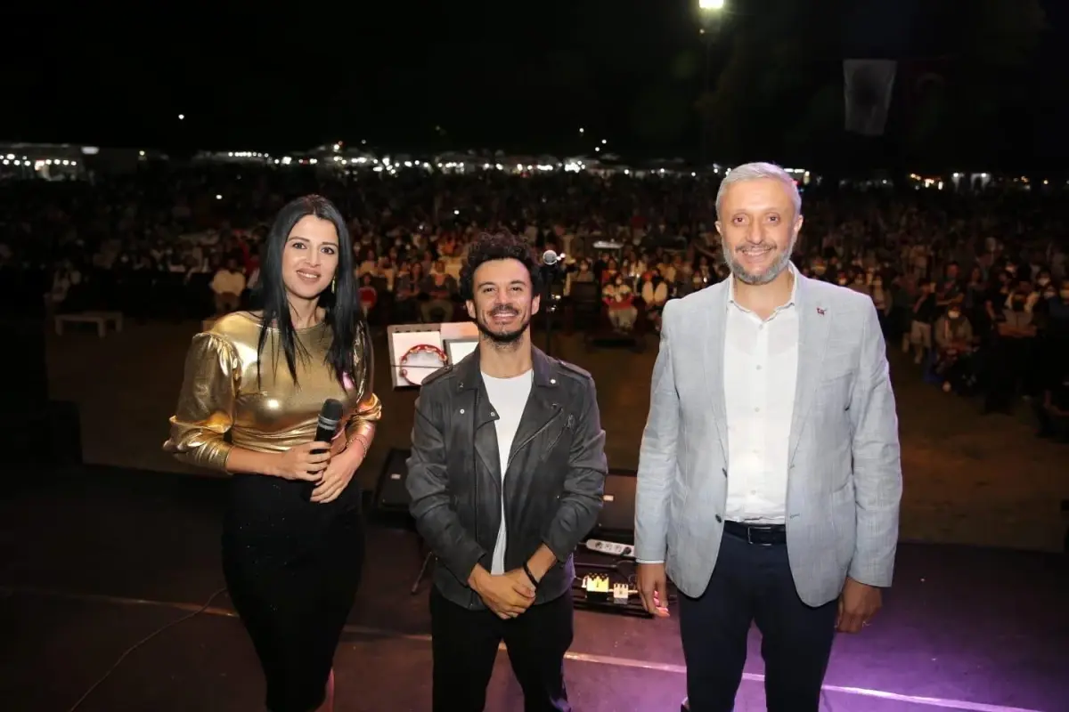 Bülent Ersoy konserini iptal eden Başkan Biçer\'e tepki ve destek