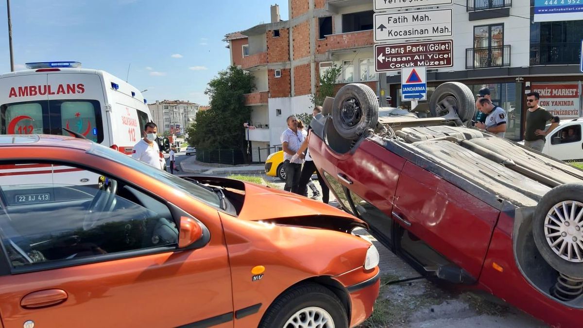 Çarpışıp ters dönen araçtan burnu bile kanamadan çıktı
