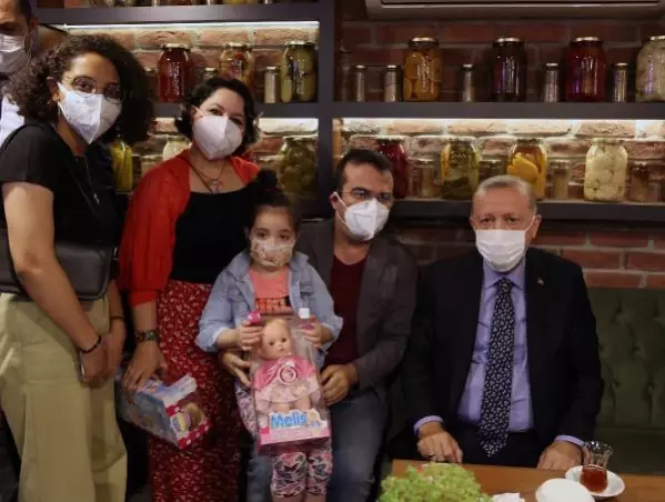 Cumhurbaşkanı Erdoğan, Çengelköy'de bir restorana girerek vatandaşlarla sohbet etti Cumhurbaşkanı Erdoğan, Çengelköy'de bir restorana girerek vatandaşlarla sohbet etti