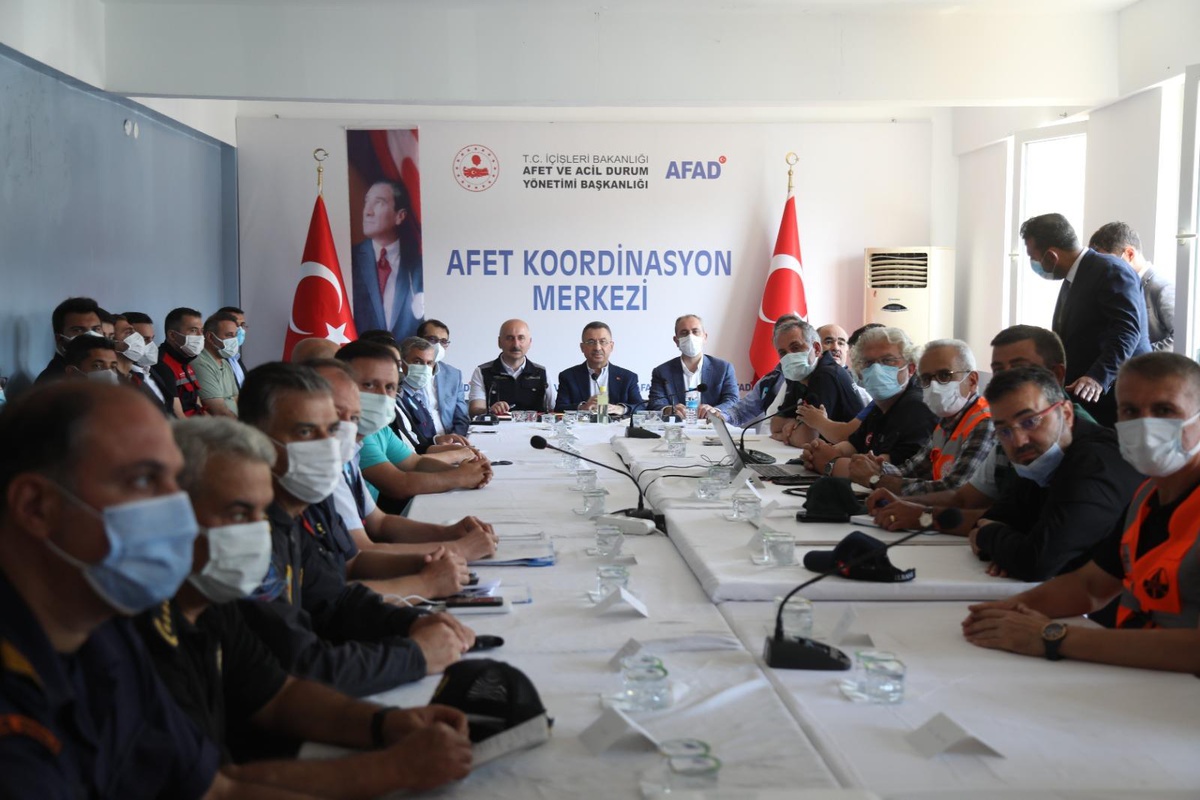 Son dakika haberi! Cumhurbaşkanı Yardımcısı Oktay, sel felaketi yaşanan Ayancık\'ta açıklamalarda bulundu: (1)