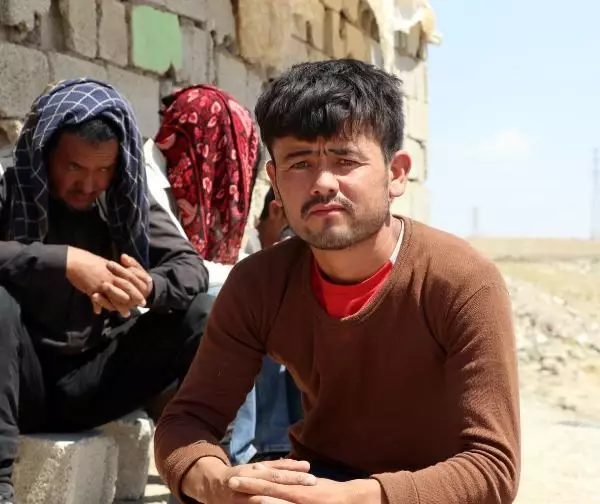 Dere yatağındaki barakalarda saklanan göçmenler, zorlu yolculuğu DHA'ya anlattı Dere yatağındaki barakalarda saklanan göçmenler, zorlu yolculuğu DHA'ya anlattı