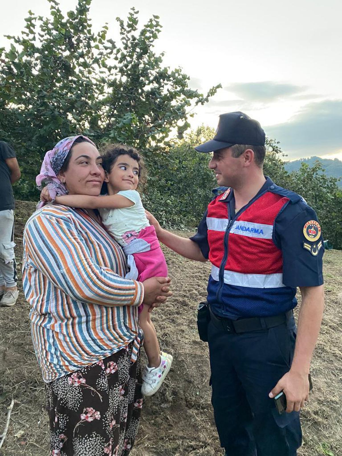 Düzce\'de, fındık bahçesinde kaybolan çocuğu jandarma buldu