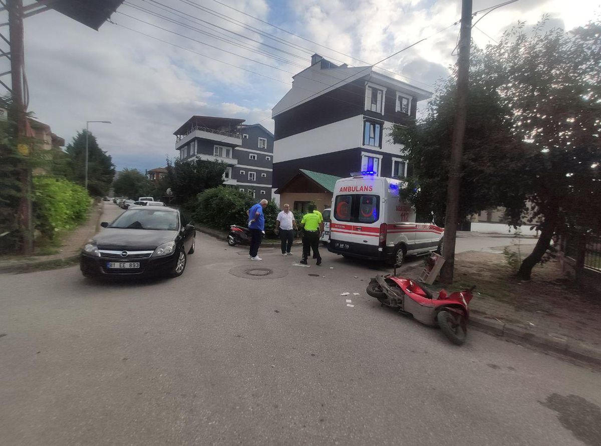 Düzce\'de iki motosiklet çarpıştı : 2 yaralı