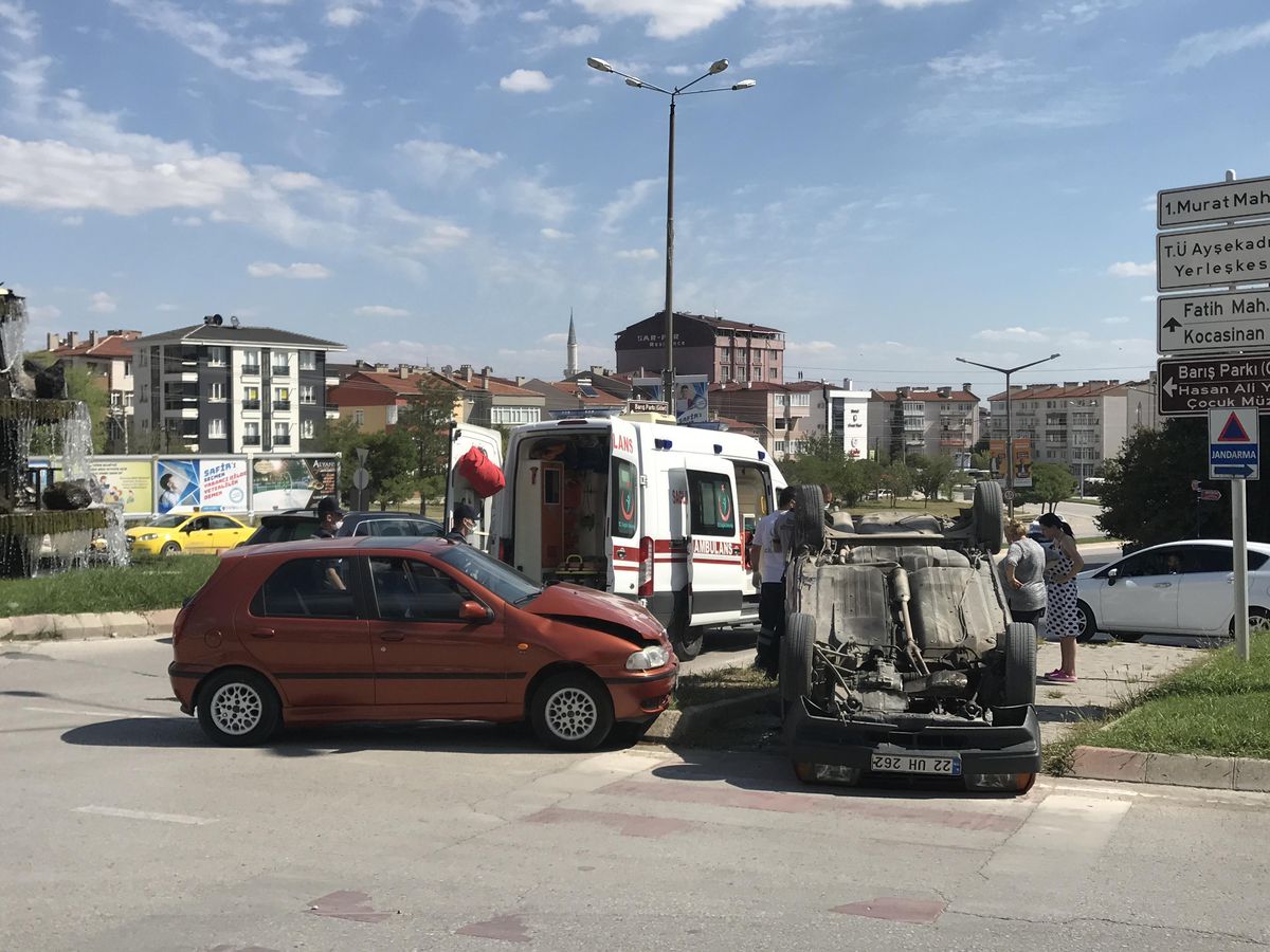 Edirne\'de çarpışan otomobillerde hasar oluştu