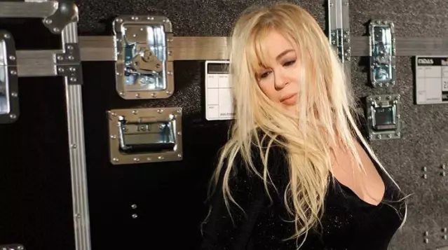 Estetik yaptırdığı konuşulan ünlü şarkıcı Zerrin Özer'in son hali beğeni topladı Estetik yaptırdığı konuşulan ünlü şarkıcı Zerrin Özer'in son hali beğeni topladı