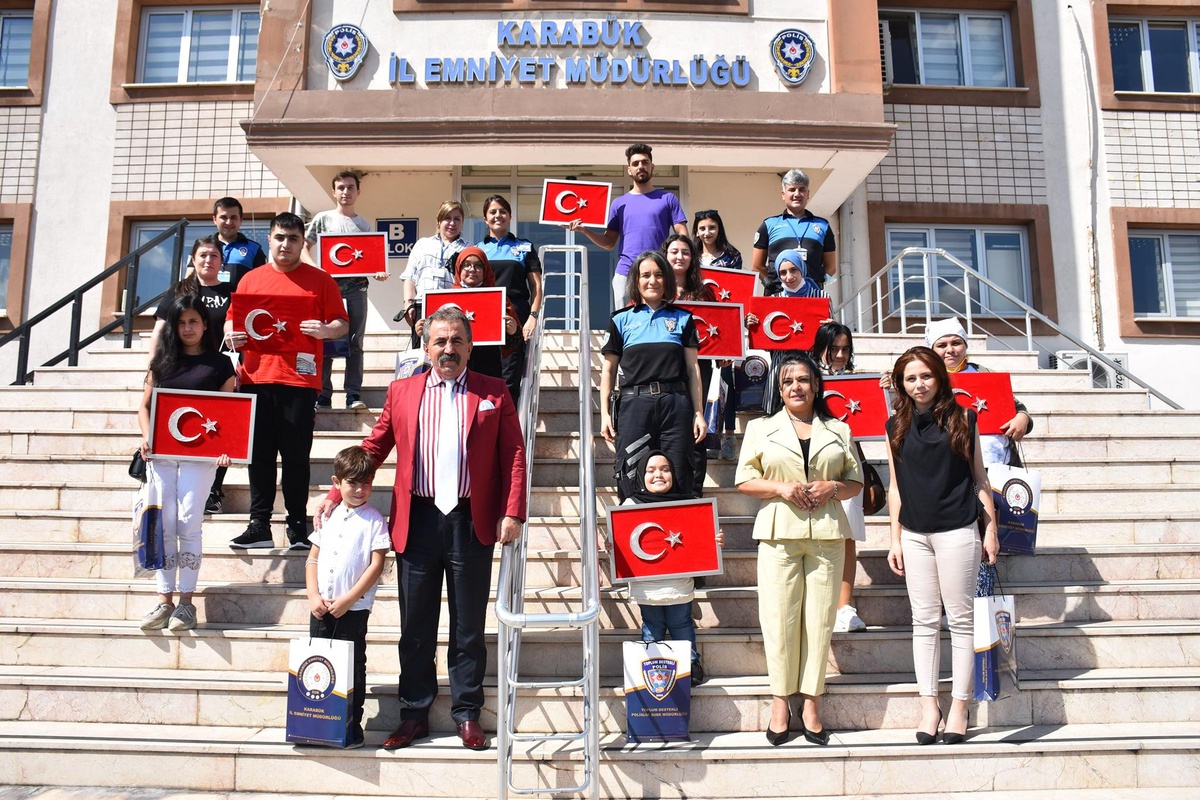 Filografi kursunu tamamlayan kursiyerlerden Karabük Emniyet Müdürü Tuğ\'a ziyaret