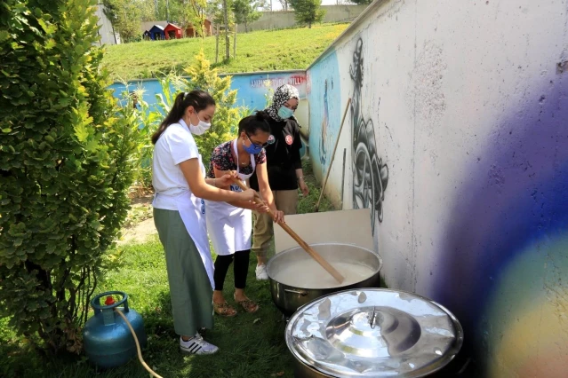 Gölbaşı Belediyesinin UYUM öğrencileri olan özel çocuklar aşure kazanının başına geçti