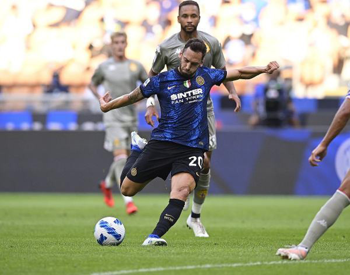 İtalya Serie A\'da sezonun açılış maçına Hakan Çalhanoğlu damga vurdu