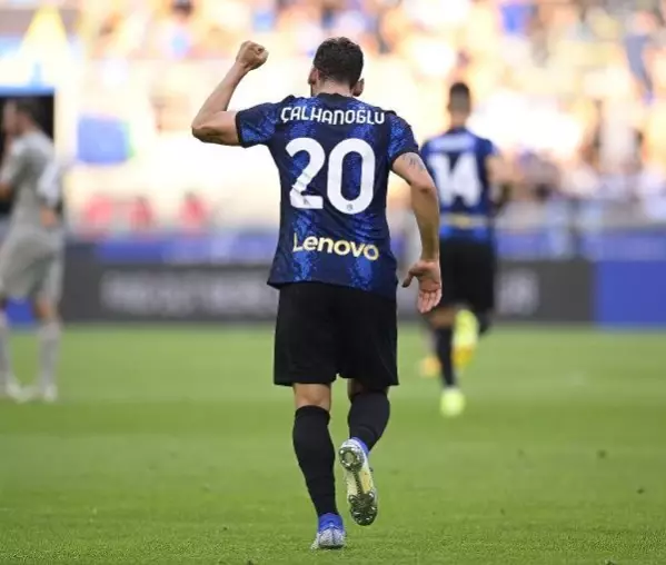 İtalya Serie A'da sezonun açılış maçına Hakan Çalhanoğlu damga vurdu İtalya Serie A'da sezonun açılış maçına Hakan Çalhanoğlu damga vurdu