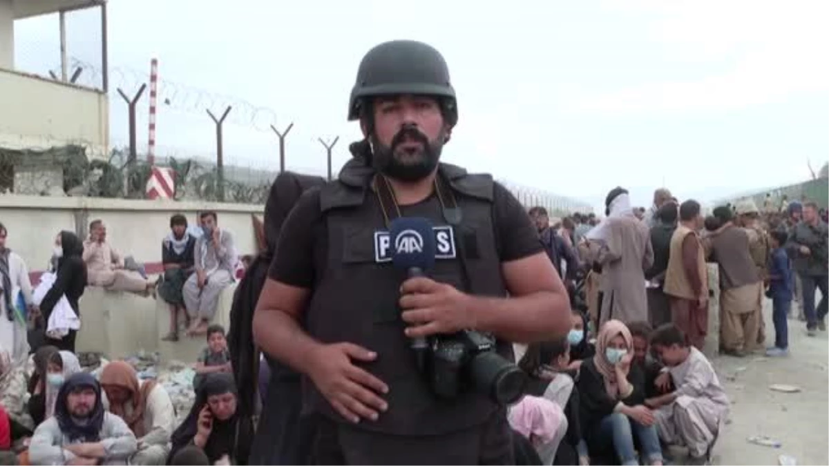 Kabil\'de binlerce Afgan, havalimanı kapılarındaki barikatların ardında "umut yolculuğuna" çıkmayı bekliyor