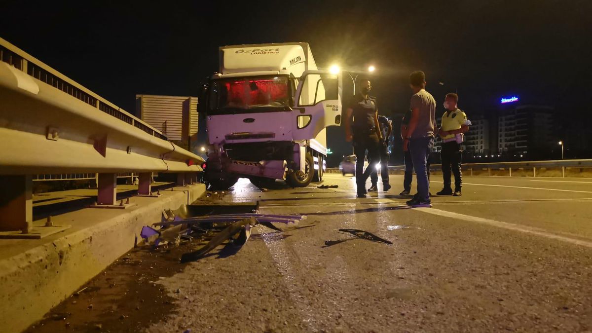 Kocaeli\'de karpuz yüklü tırla çarpışan kamyonun sürücüsü yaralandı