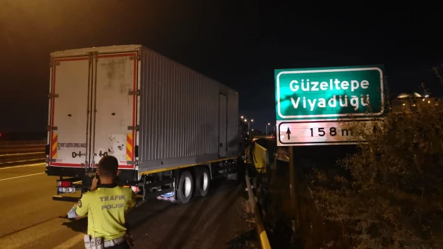 Kocaeli'de karpuz yüklü tırla çarpışan kamyonun sürücüsü yaralandı