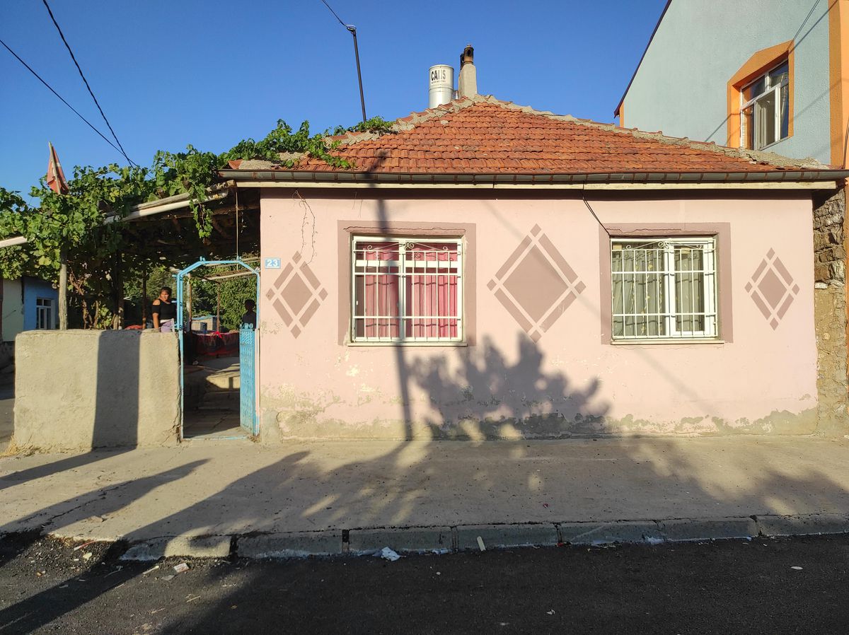 Konya\'da zemini çöken müstakil evdeki kadın ile torunu yaralandı