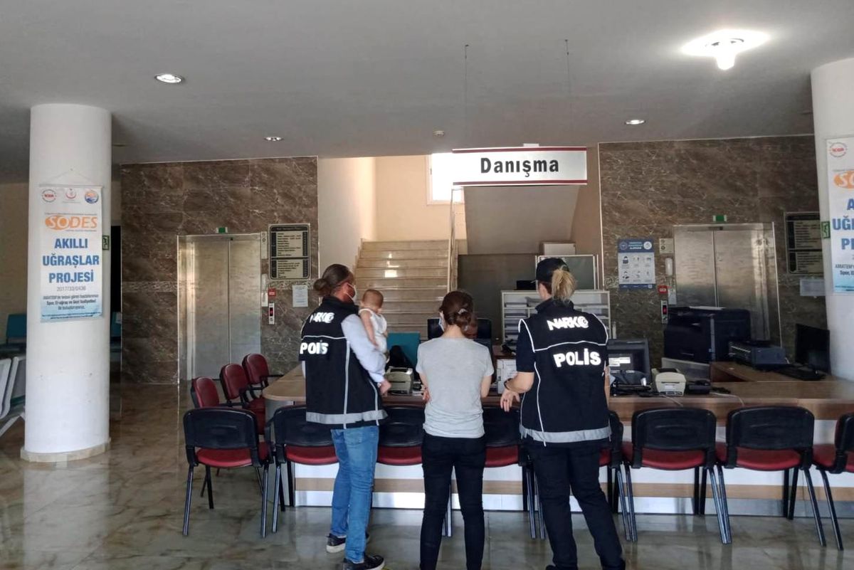 Madde bağımlısı kadın polisin desteğiyle tedaviye başladı
