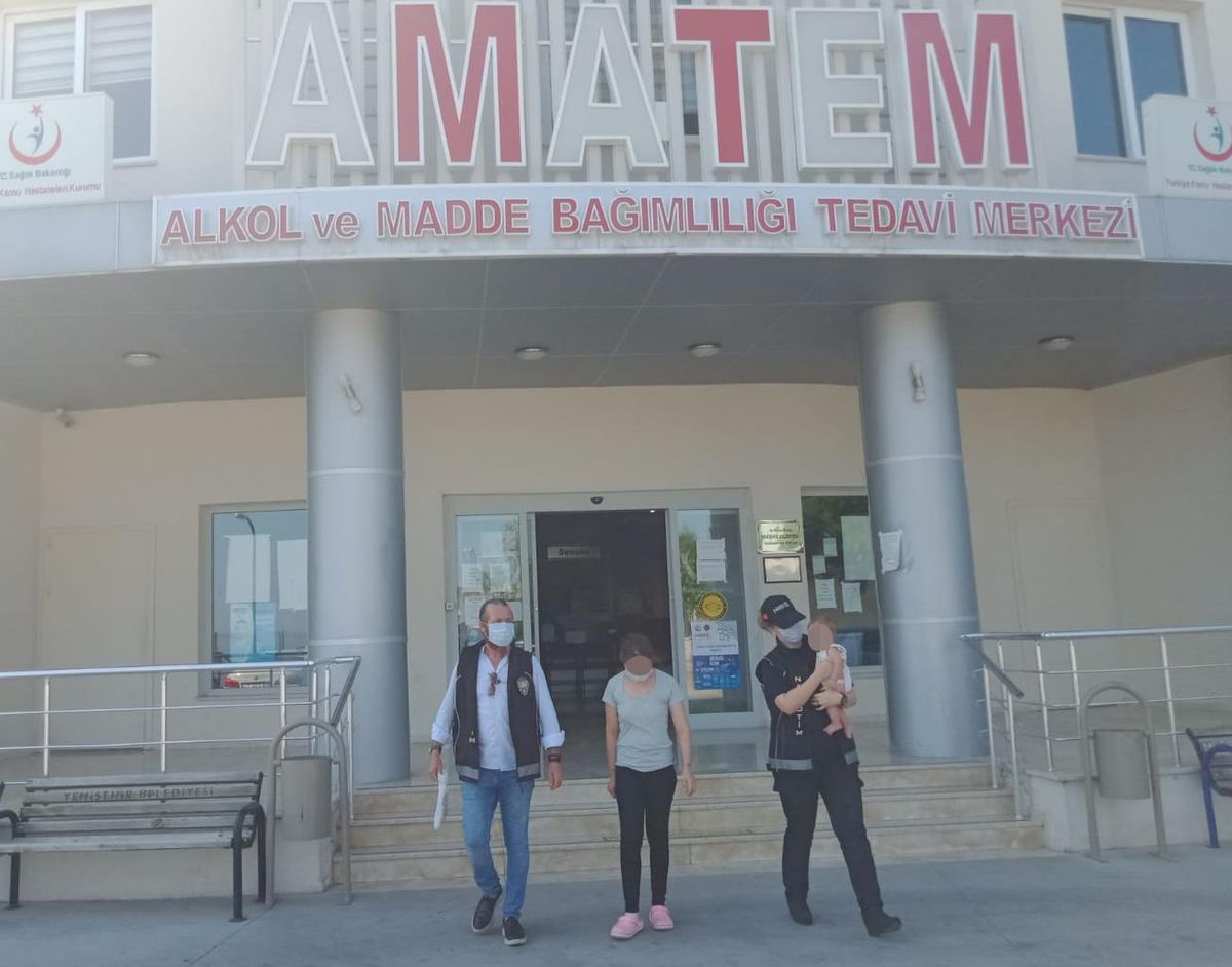 Mersin\'de madde bağımlısı olduğu iddia edilen kadın, polisin yardımıyla tedaviye başladı